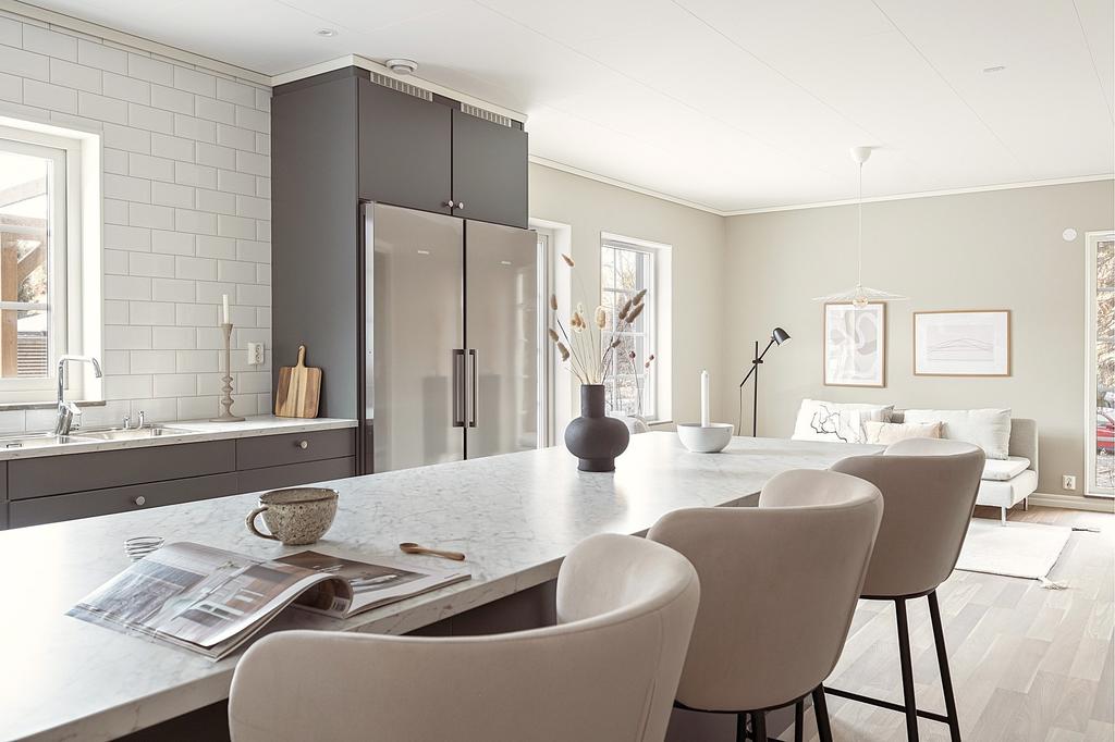 Köksö med plats för frukost för hela familjen