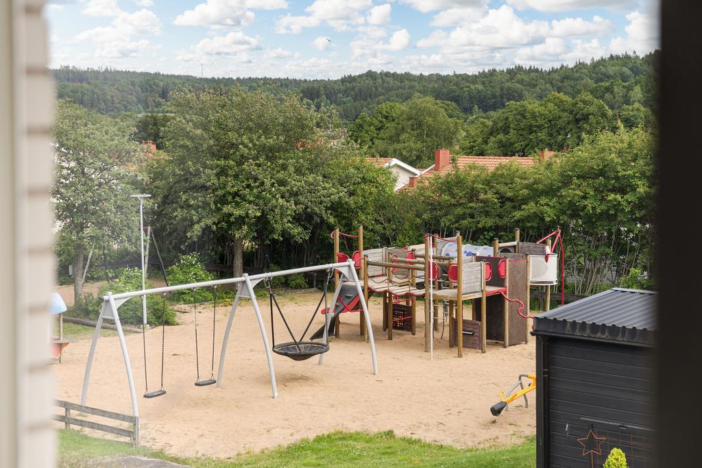 Lekplatsen intill huset