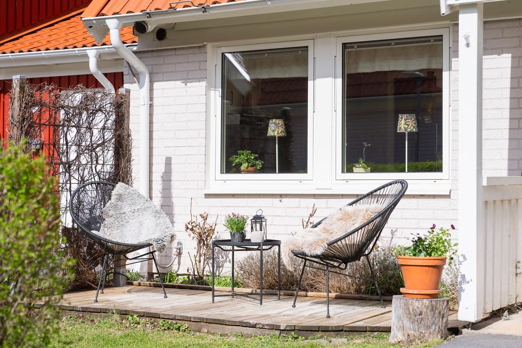 Här finns uteplats både på fram- och baksidan av bostaden