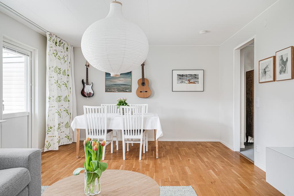 Vardagsrummet rymmer plats för middagsbord och har även utgång till altan 