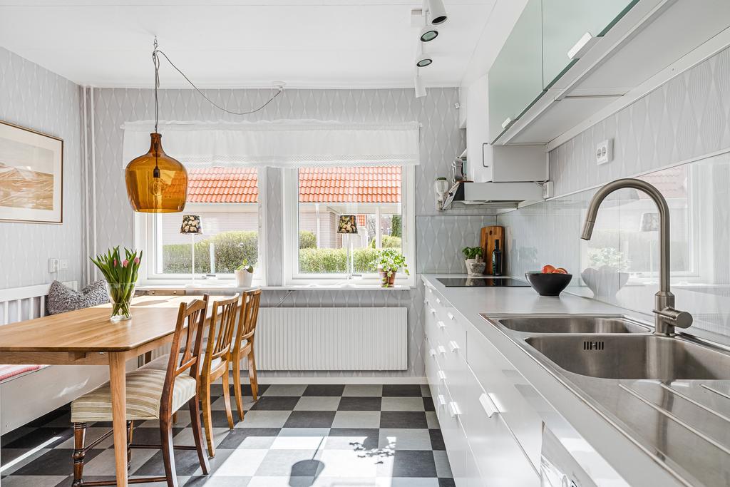 Här finns vy över bostadens framsida och det lugna området