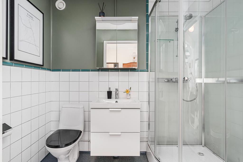 Duschrum och WC i trevliga färger på entréplan 