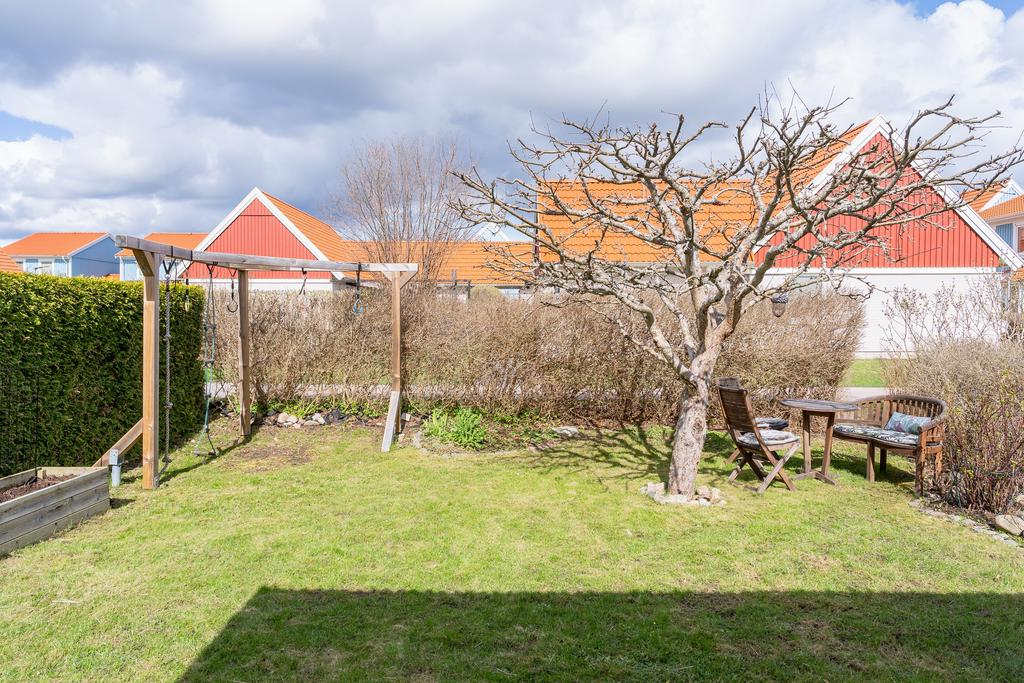 En baksida i bra storlek som ger utrymme för diverse möblemang 