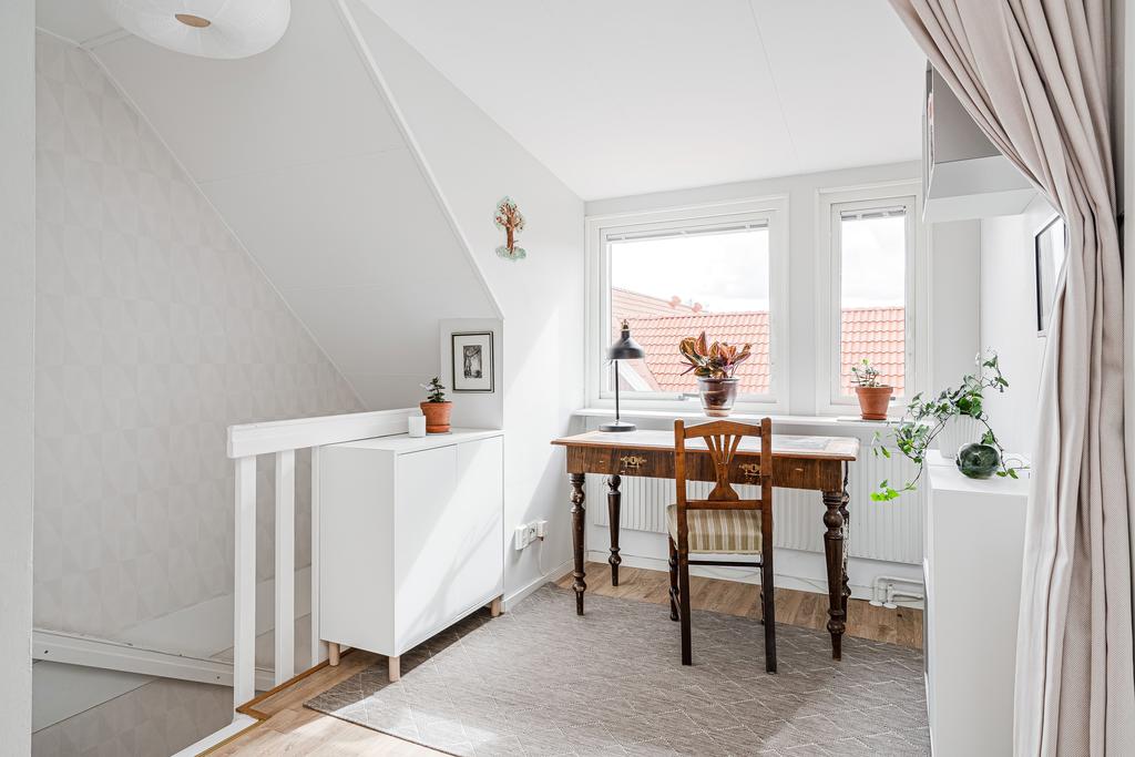 Ljus övre hall med möjlighet till skrivbords-/arbetsdel