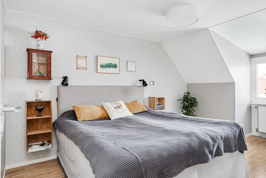 "Master Bedroom" i rymlig storlek 