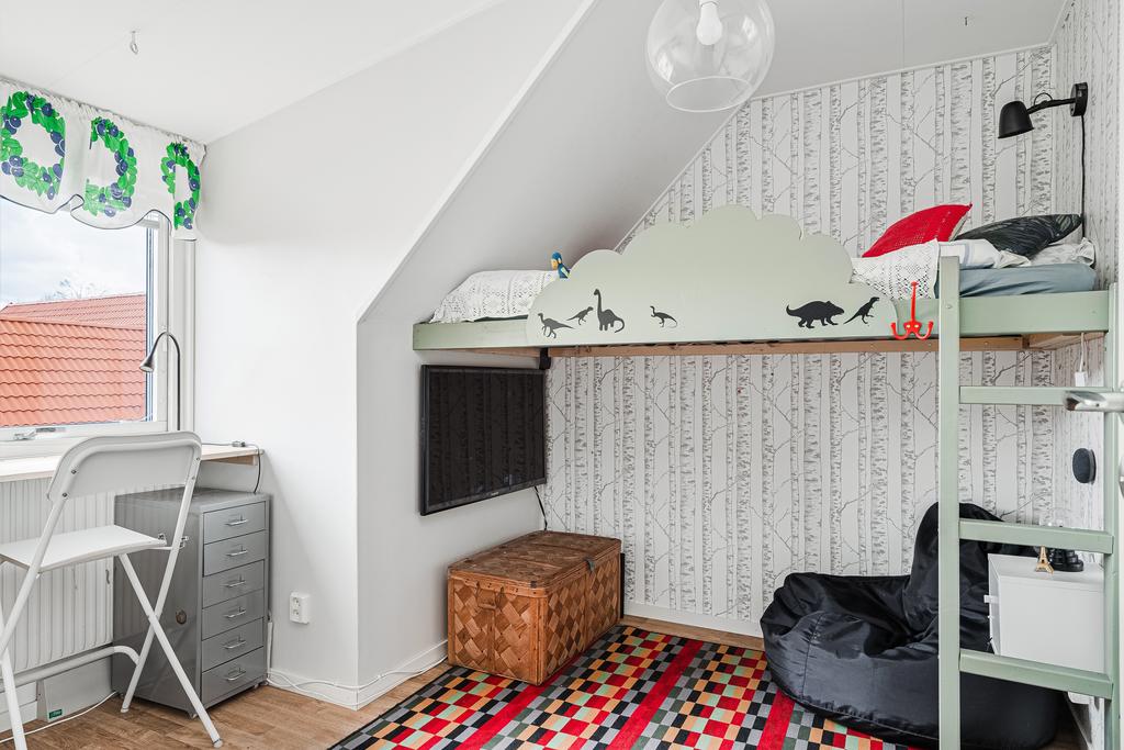 Sovrum med vy över grannskapet