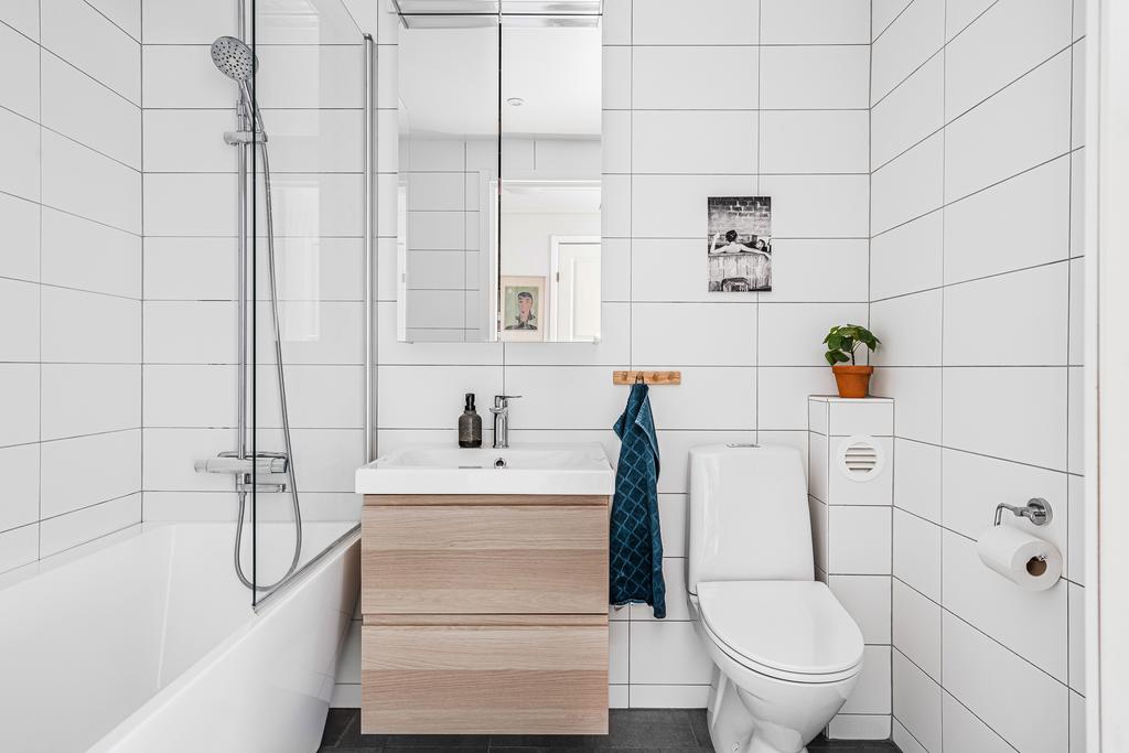 Stilrent och välrenoverat badrum på övre plan 