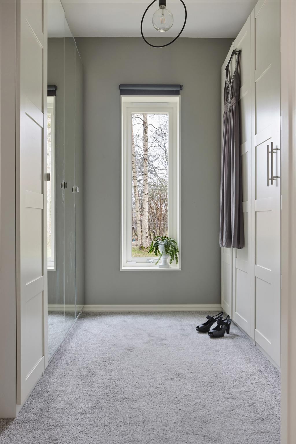 Här finns en härlig walk-in closet
