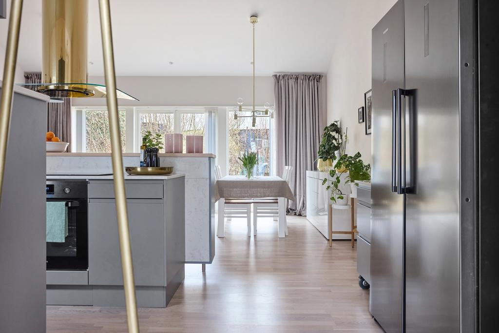 Från hall mot kök och vardagsrum