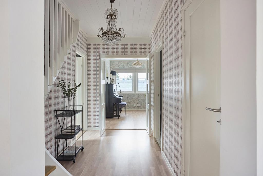 Andra sidan av huset leder den inre hallen till...