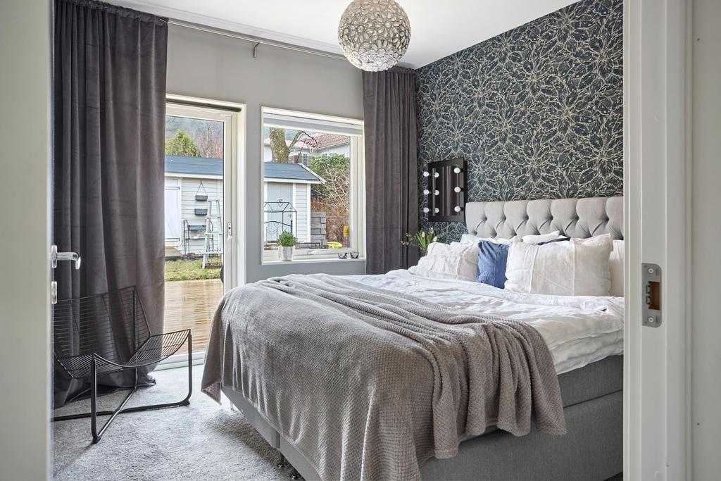 Master bedroom med utgång till altanen