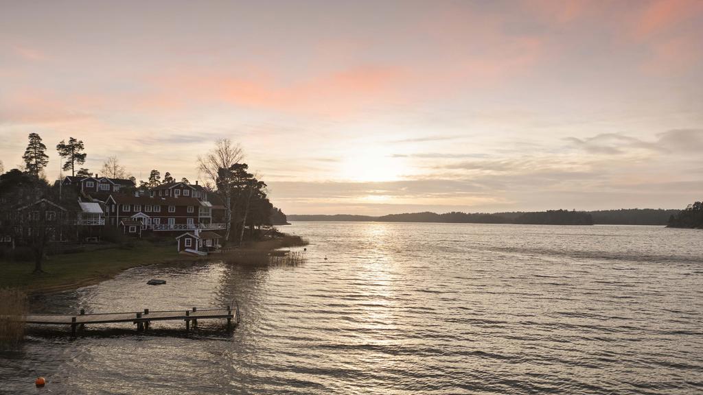 Närliggande brygga för svalkande dopp.