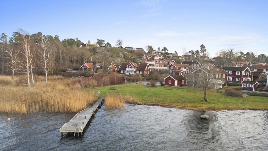 Möjlighet till bad ett par minuter från huset.