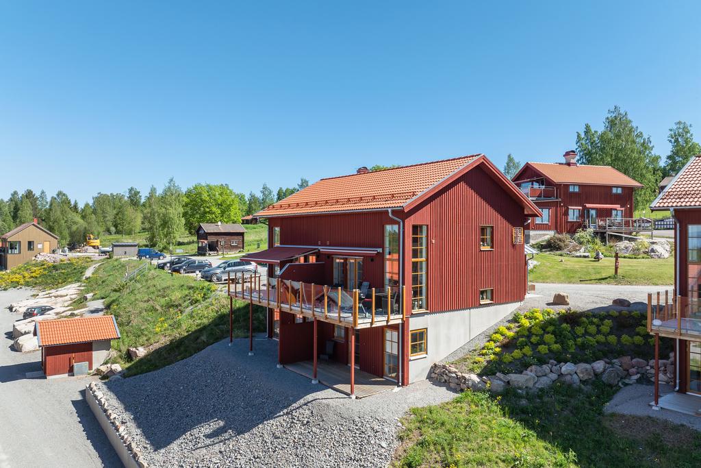 Husen har också uteplatser i bästa västerläge med plats för familj och vänner under ljumma sommarkvällar.