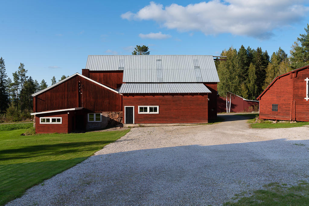 Ladugård. Höladan i bakkant är idag utrustad med 33 solpaneler.