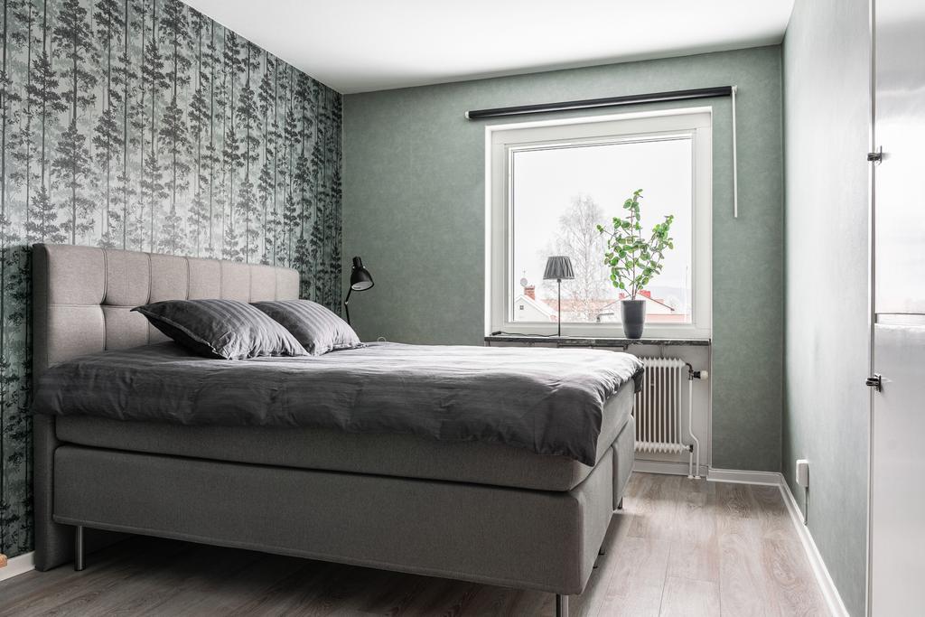 Sovrum som blivit ytskiktsrenoverat och har inbyggda garderober.