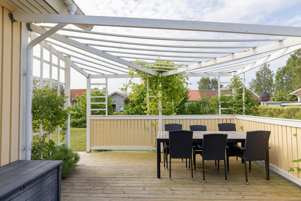 Uteplats med pergola.