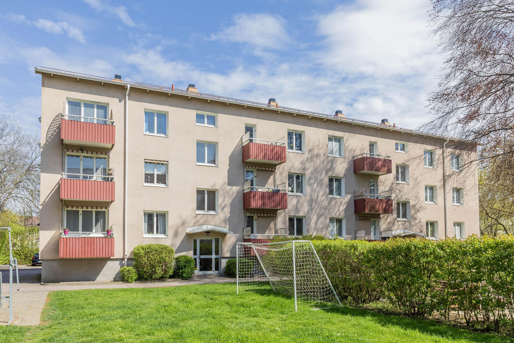 Låt barnen vara ute och leka precis utanför lägenheten