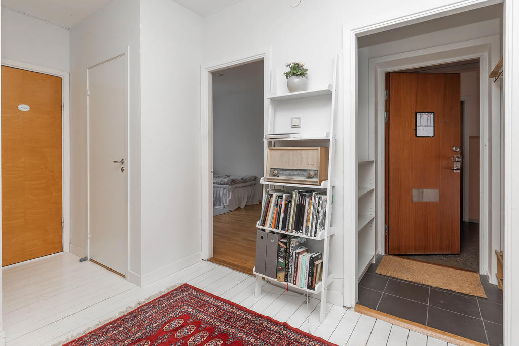 Välkommen in.
Den nya gästtoaletten ser du till vänster.