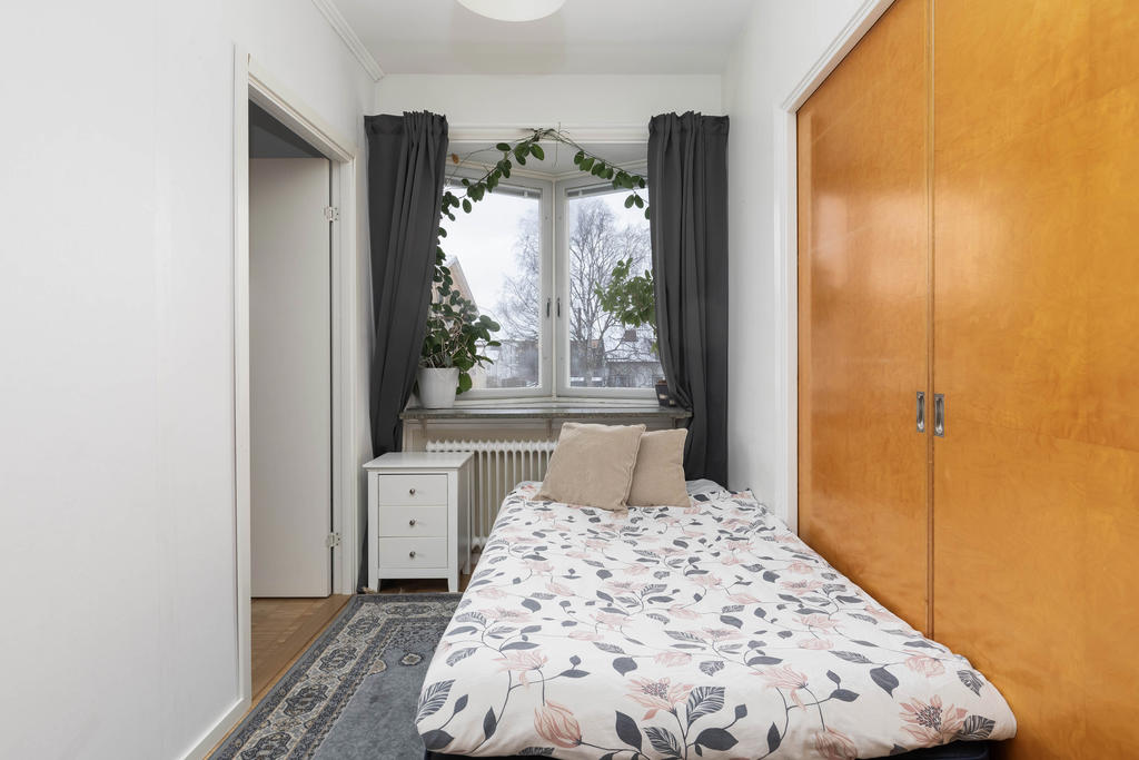 Det nya sovrummet.
Väggen till vänster går att ta bort och dörrarna till höger kan öppnas upp mot det stora sovrummet, om så skulle önskas
