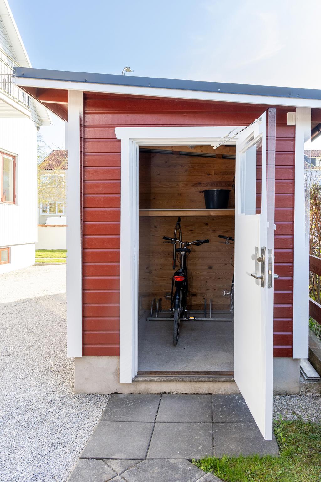 Vedbod och förråd