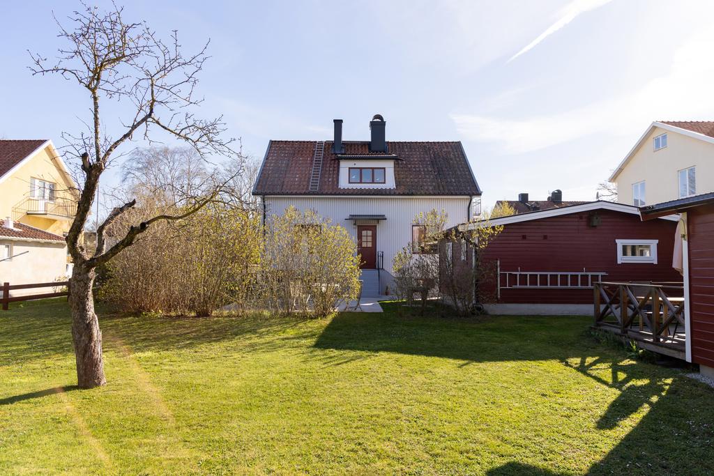 Trädgård mot bostadshus