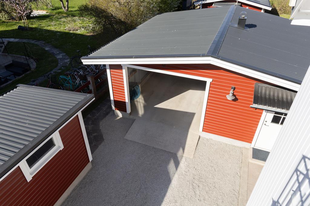 Garage och vedbod