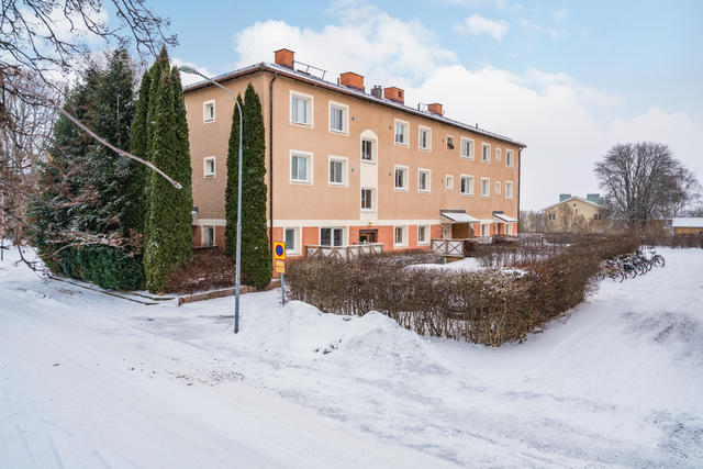 Ahlbergers väg 11A, Väster