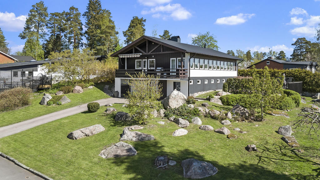 Trädgård med växtlighet och uteplats