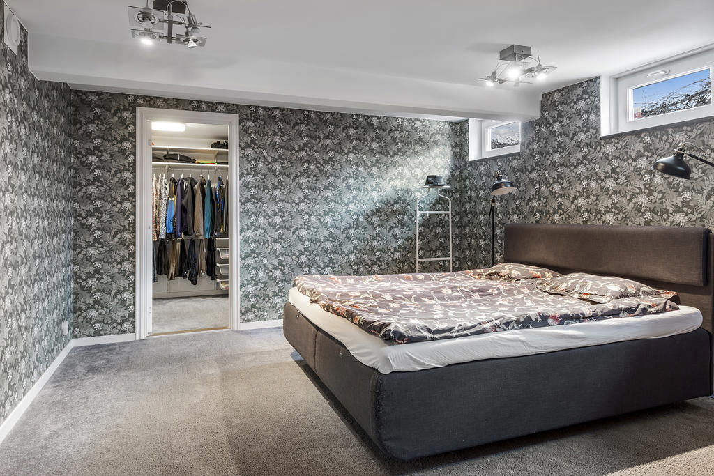 Sovrum med intilliggande walk-in-closet