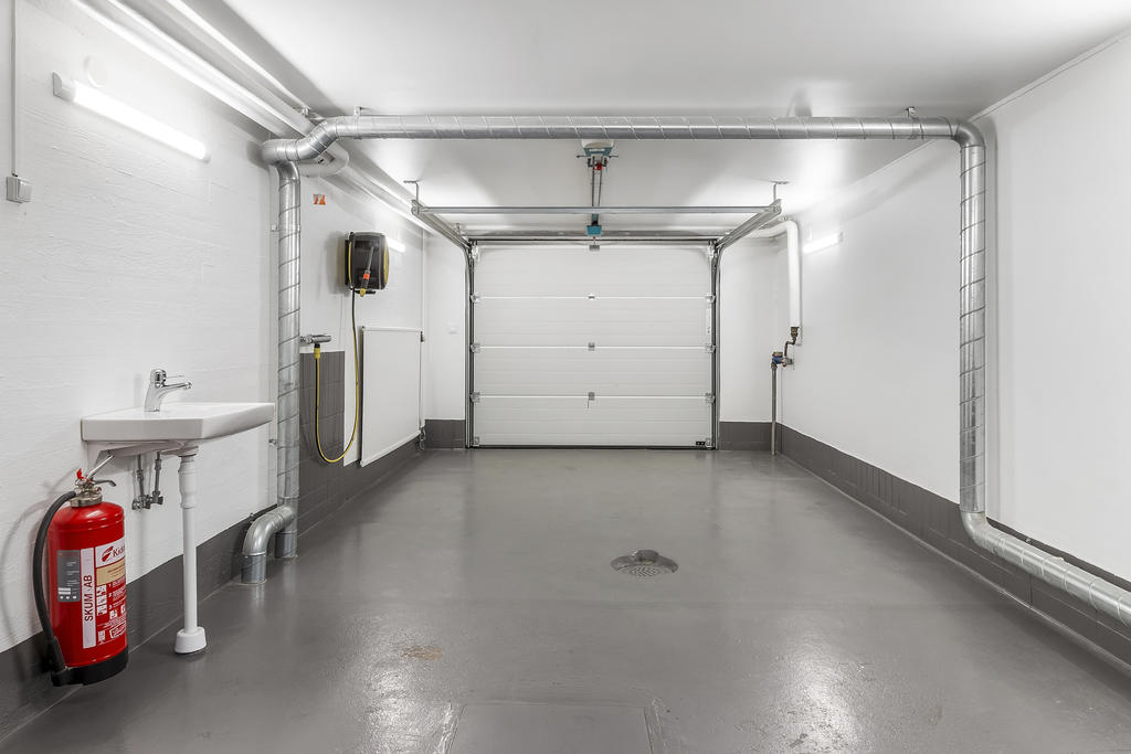 Rymlig garage med eldriven port