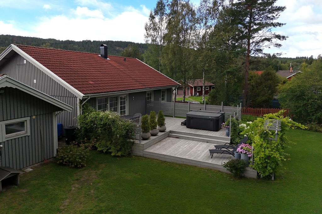 Den trevliga uteplatsen mot trädgården