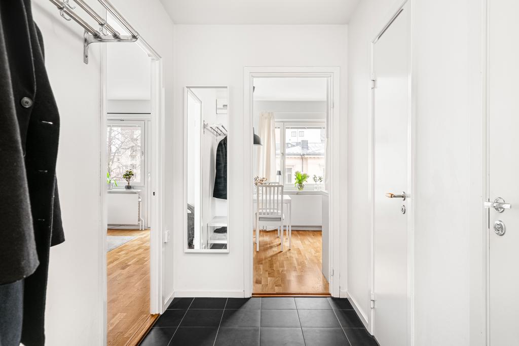 Entréhall med access till bostadens samtliga rum