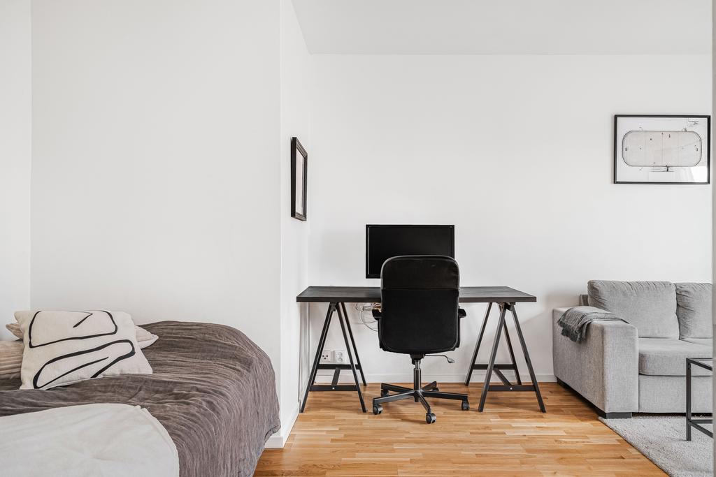 Gott om plats för möblering av skrivbord i allrum