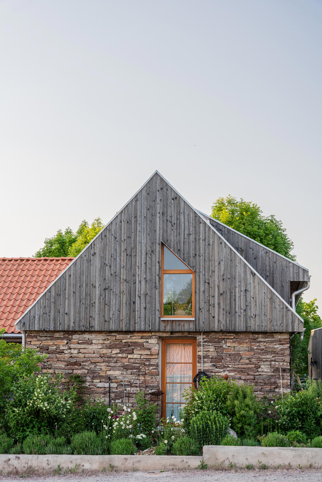 Exteriör - Stilen på byggnaden blir liknande. En mix mellan Ölandssten, lärk och puts.