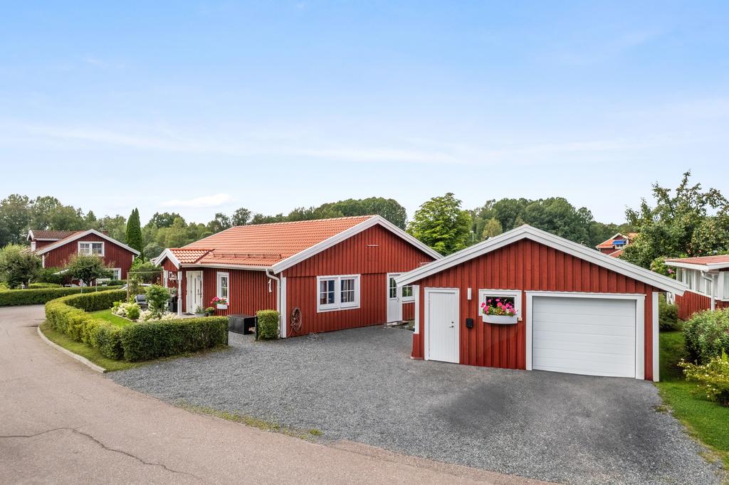 Enbilsgarage och stor grusad uppfart. 
