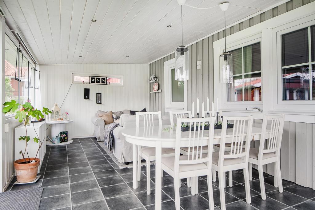 Inglasat uterum rymmer både matplats och sittgrupp. 