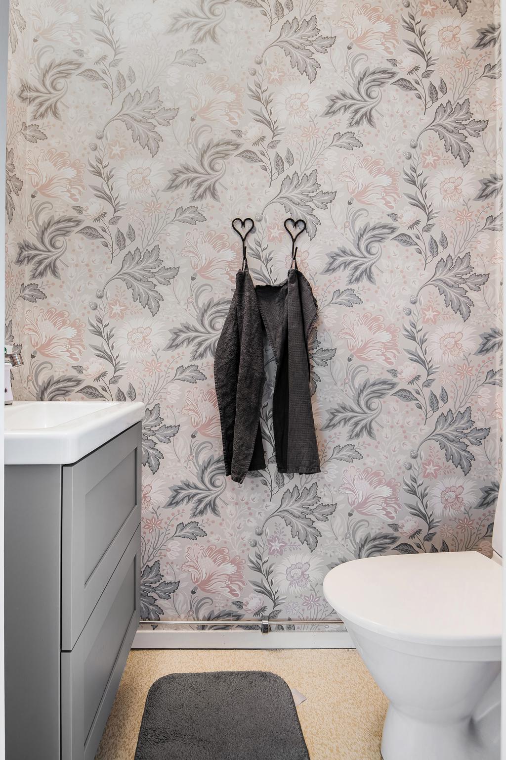 WC intill hallen. 