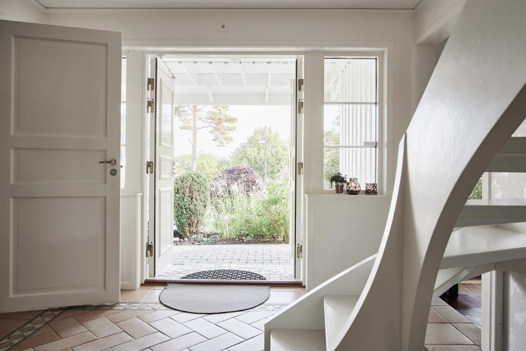Ljus och rymlig hall med trappan upp till övre plan