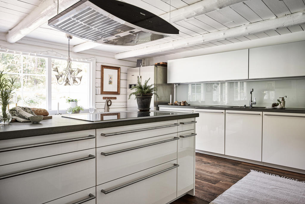 Trivsam köksö med tillhörande fläkt i modern design