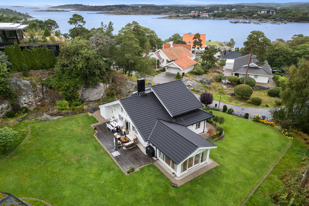 Stor gräsmatta runt huset, bara några minuters promenad från vattnet