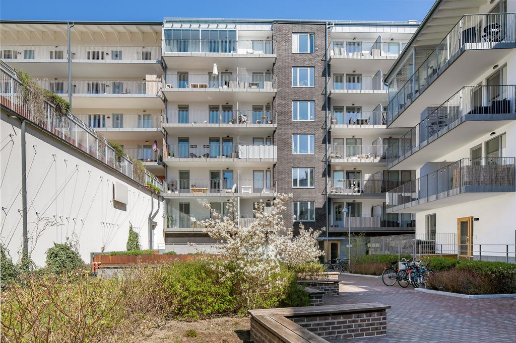 Balkong med fri utblick i söderläge