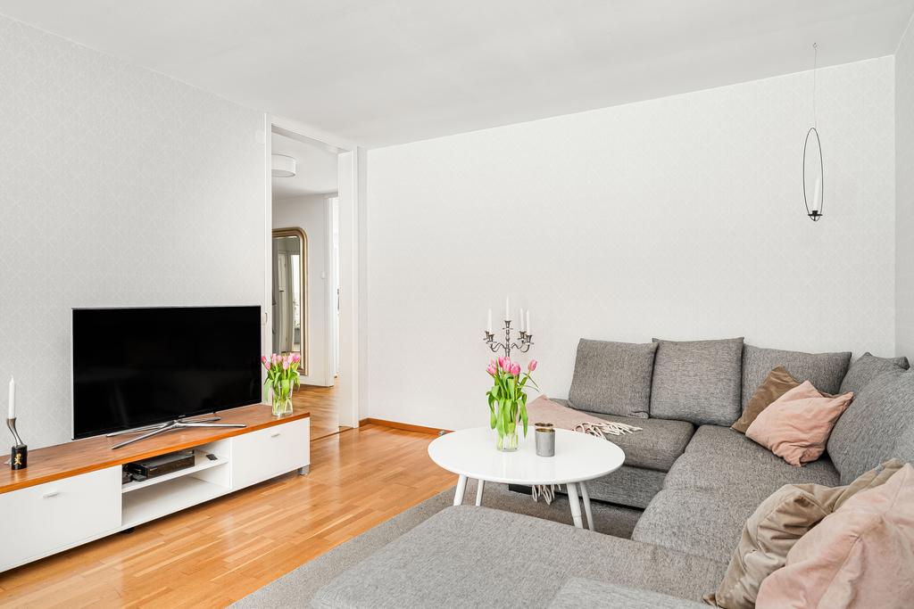 Generöst vardagsrum med plats för både matbord och soffgrupp