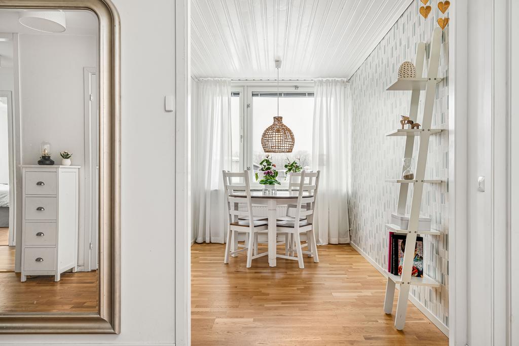 En ljus lägenhet med stora ytor
