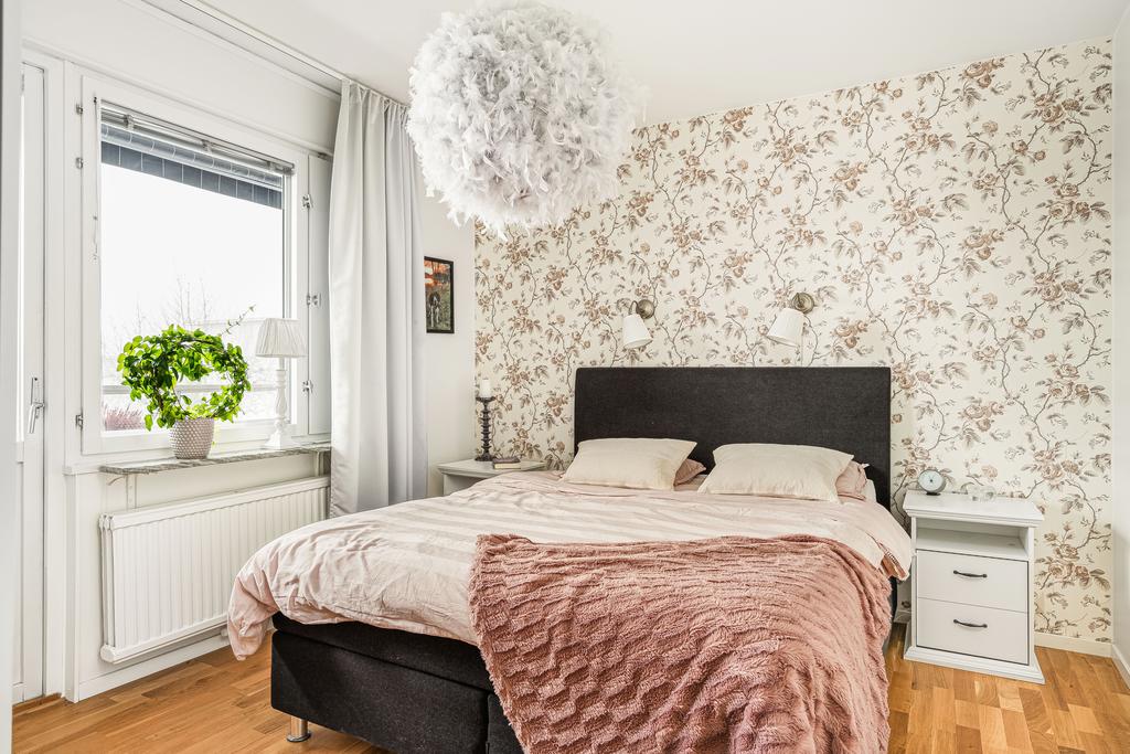 "Master bedroom med utgång till balkong"