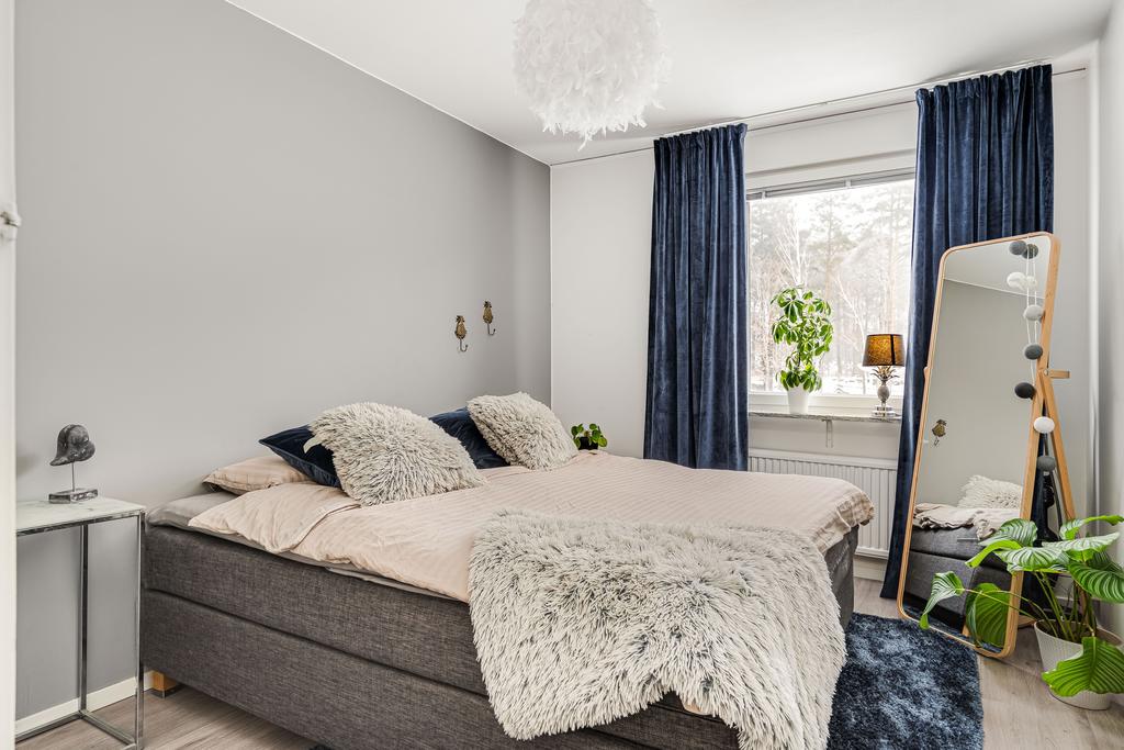 Sovrum 2 med förvaring i inbyggda garderober och utsikt över grönska
