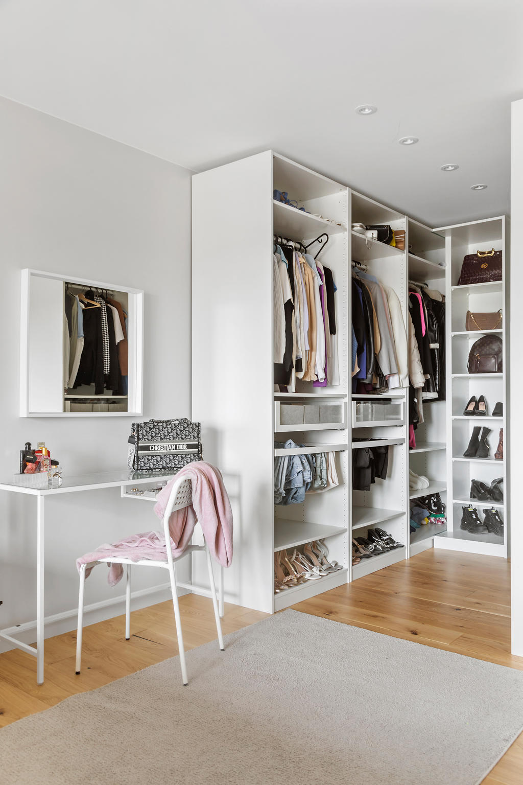 En riktigt snygg walk-in closet med en his/her sida