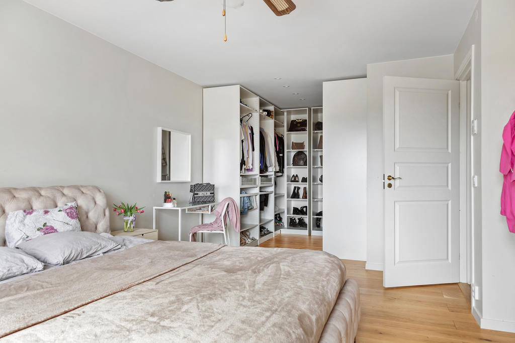 Master badroom med egen walk-in closet