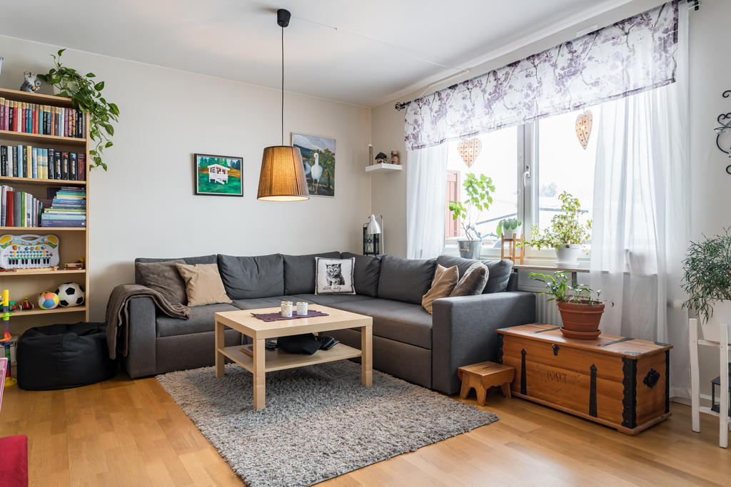 Vardagsrummet är rymligt och ljust