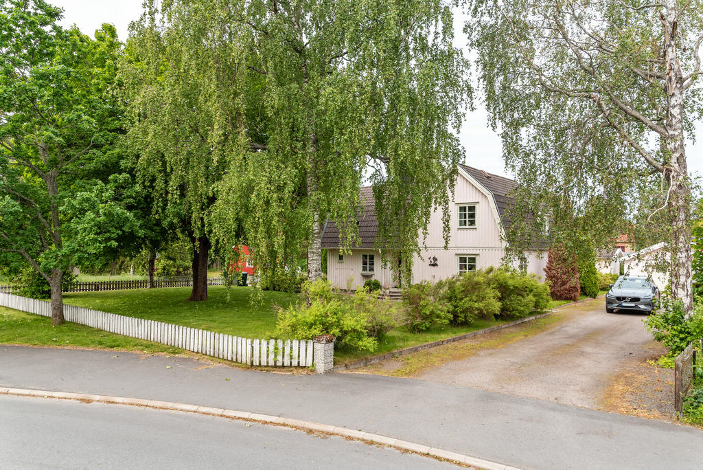 Magisk tomt med stor uppfart med plats för flertalet fordon. 